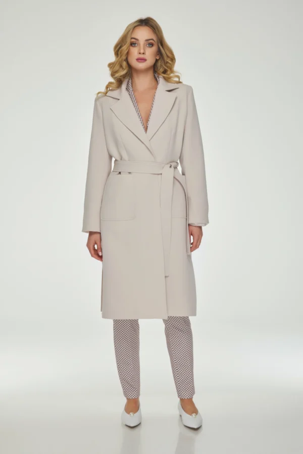 beżowy płaszcz wiązany